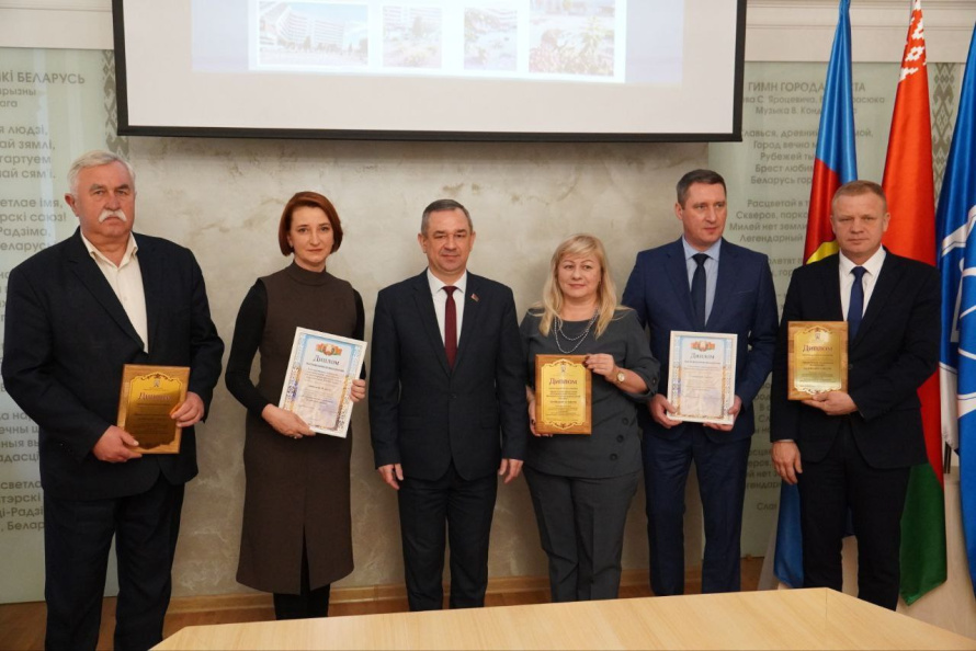 В Ленинском районе г. Бреста наградили победителей конкурсов «Цветы родному городу» и комплексного благоустройства района