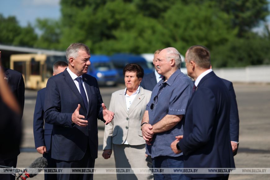 Лукашенко на примере агросервиса в Шклове рассмотрел перспективы развития подобных организаций в стране 